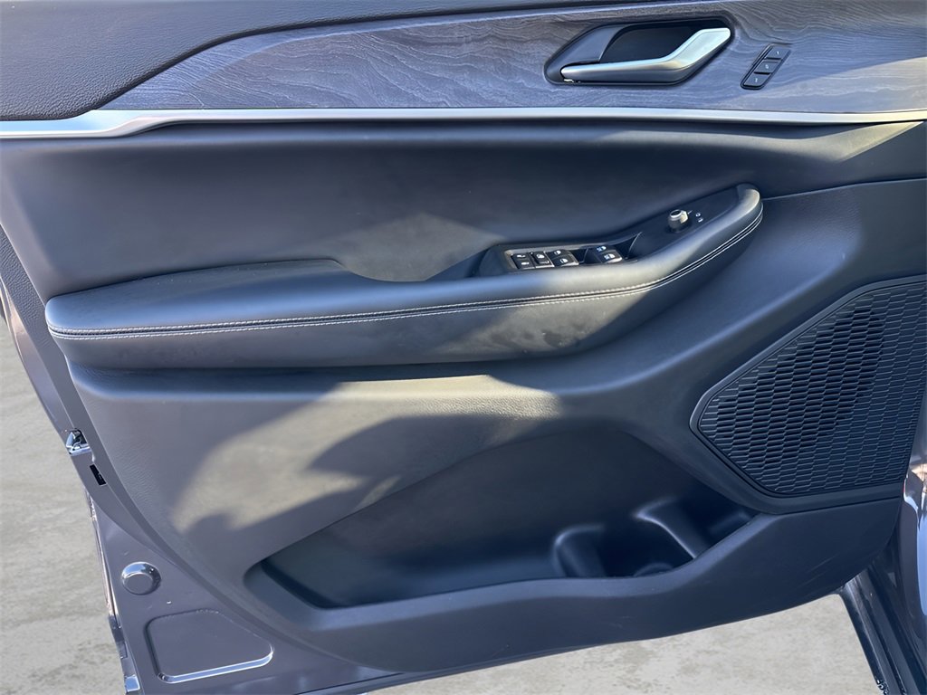 Used 2023 Jeep Grand Cherokee Limited w/ Black Appearance Package image 21