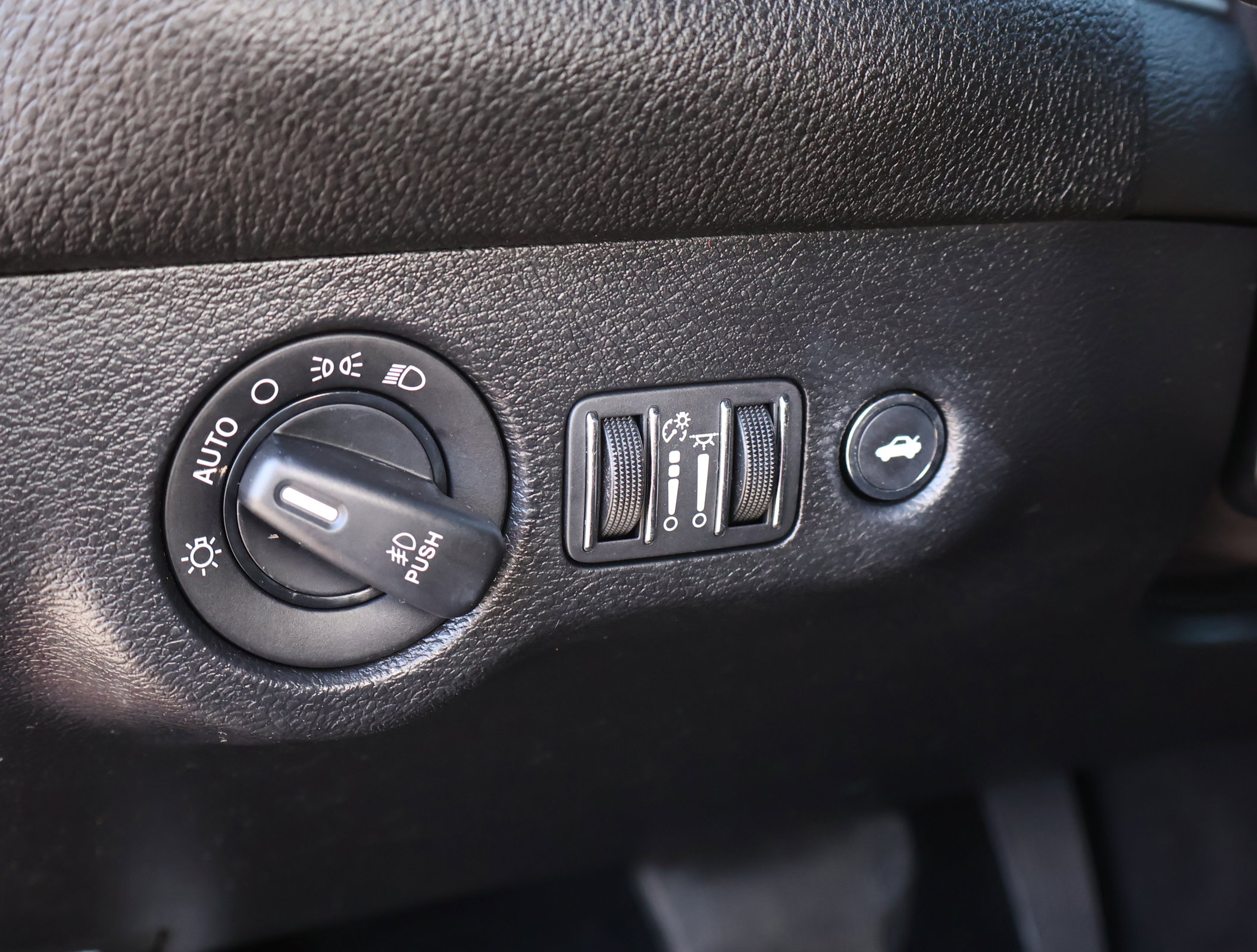 Used 2020 Dodge Challenger SXT w/ Blacktop Package image 9