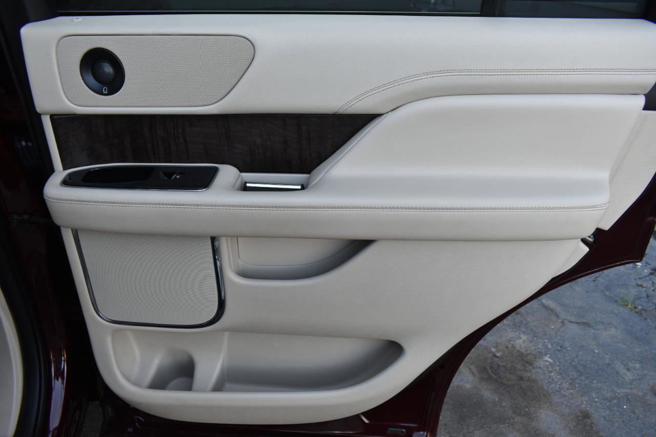 Used 2018 Lincoln Navigator Select RWD image 38