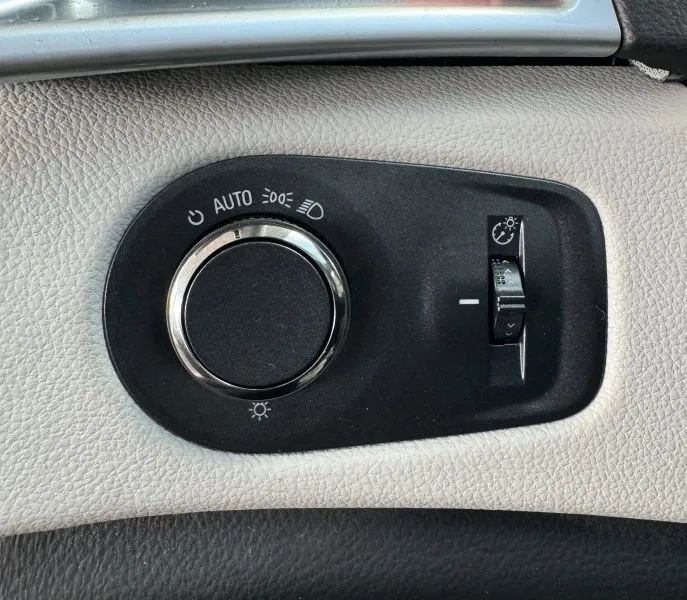 Used 2015 Cadillac SRX Luxury w/ Driver Awareness Package FWD image 43