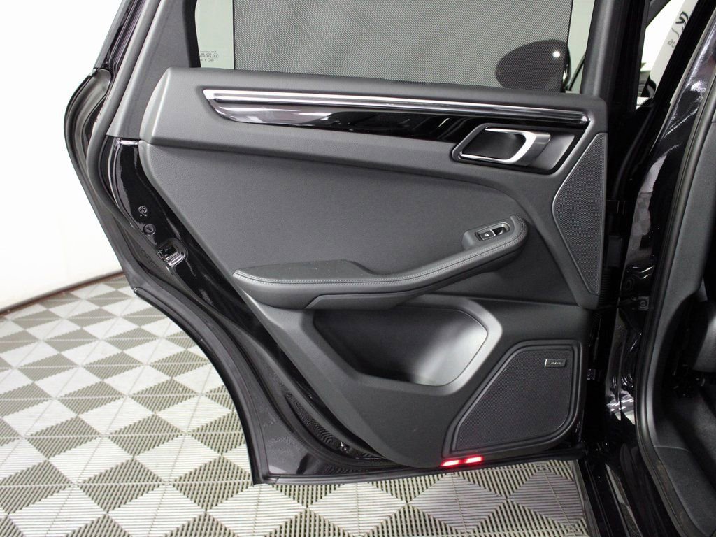 Certified 2025 Porsche Macan Turbo image 34