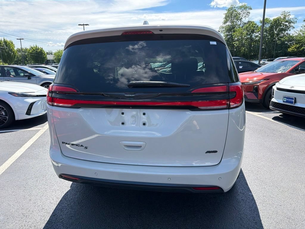 Used 2021 Chrysler Pacifica Touring-L w/ S Appearance Package AWD/4WD image 6