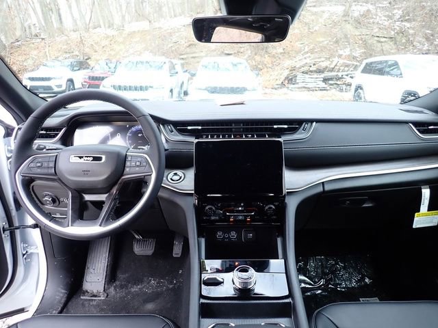 New 2025 Jeep Grand Cherokee Limited w/ Black Appearance Package image 14