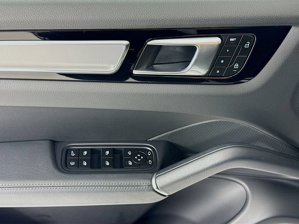 Certified 2023 Porsche Cayenne Platinum Edition AWD/4WD image 11