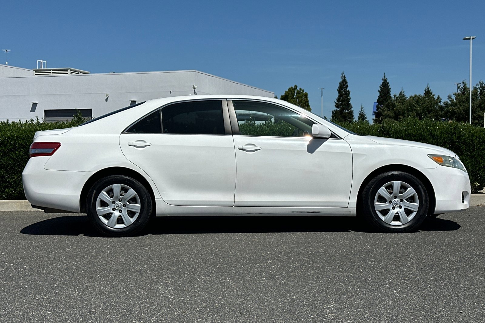 Used 2010 Toyota Camry FWD image 3