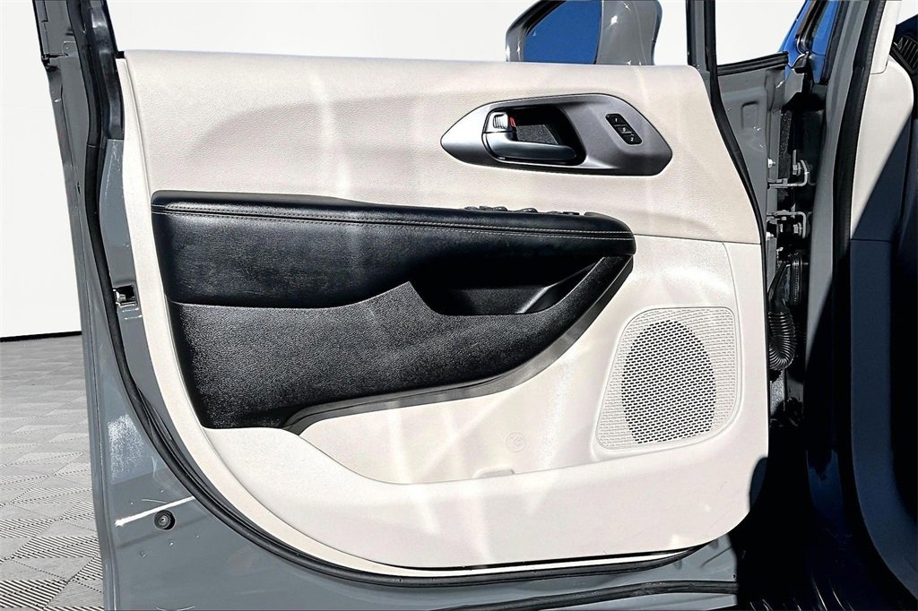 Used 2022 Chrysler Pacifica Touring-L image 23