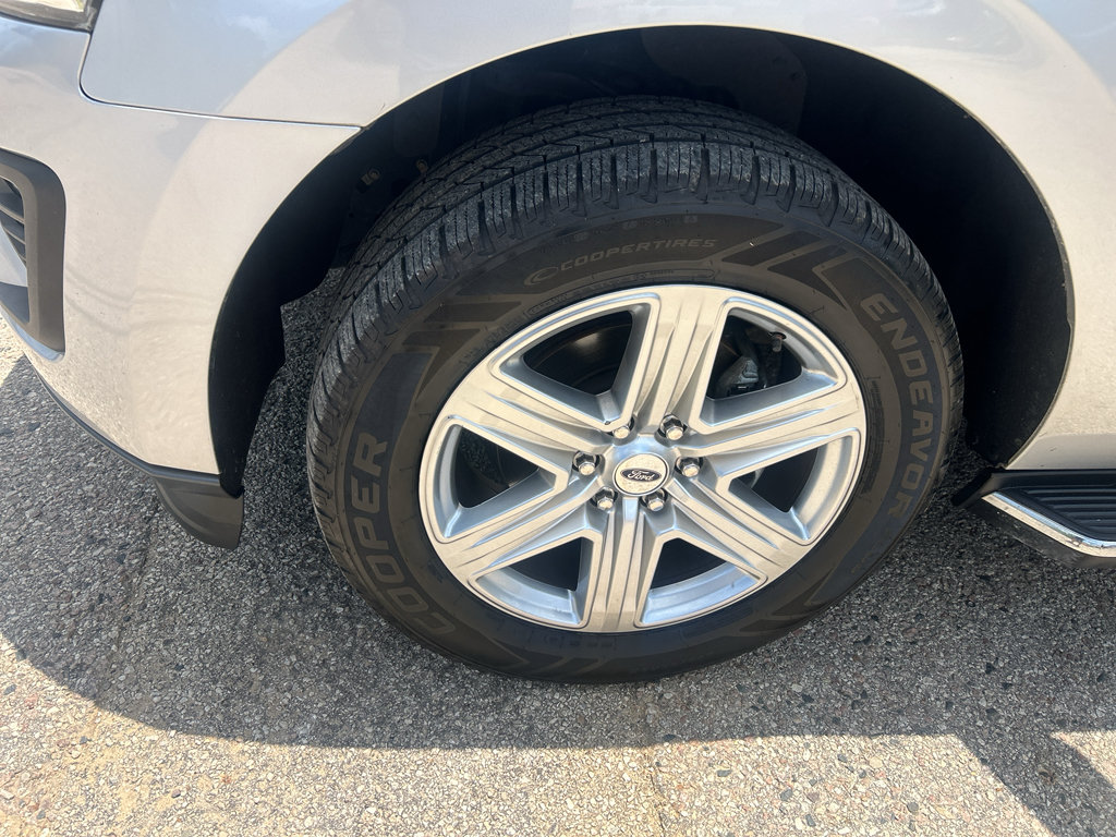 Used 2019 Ford Expedition XLT w/ Equipment Group 202A RWD image 2