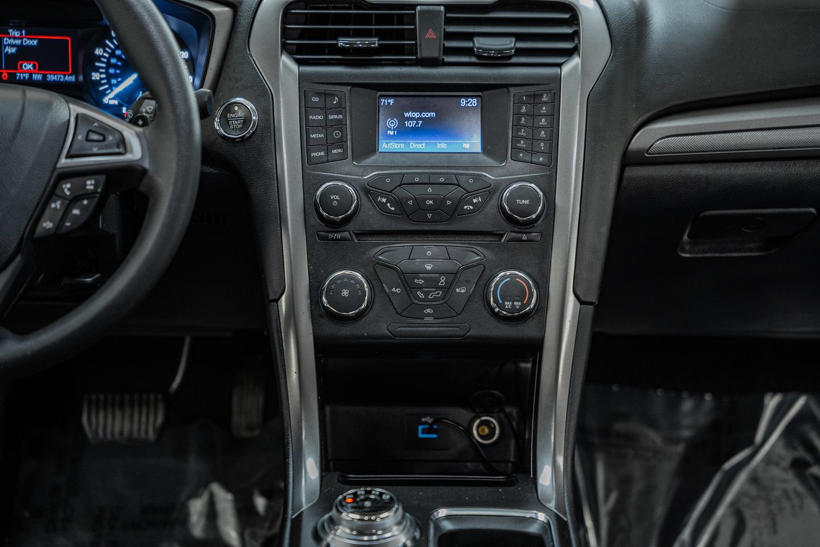 Used 2017 Ford Fusion SE FWD image 23