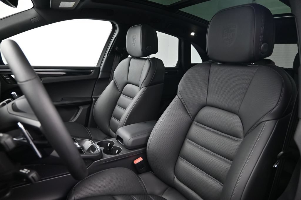 New 2026 Porsche Macan AWD/4WD image 5