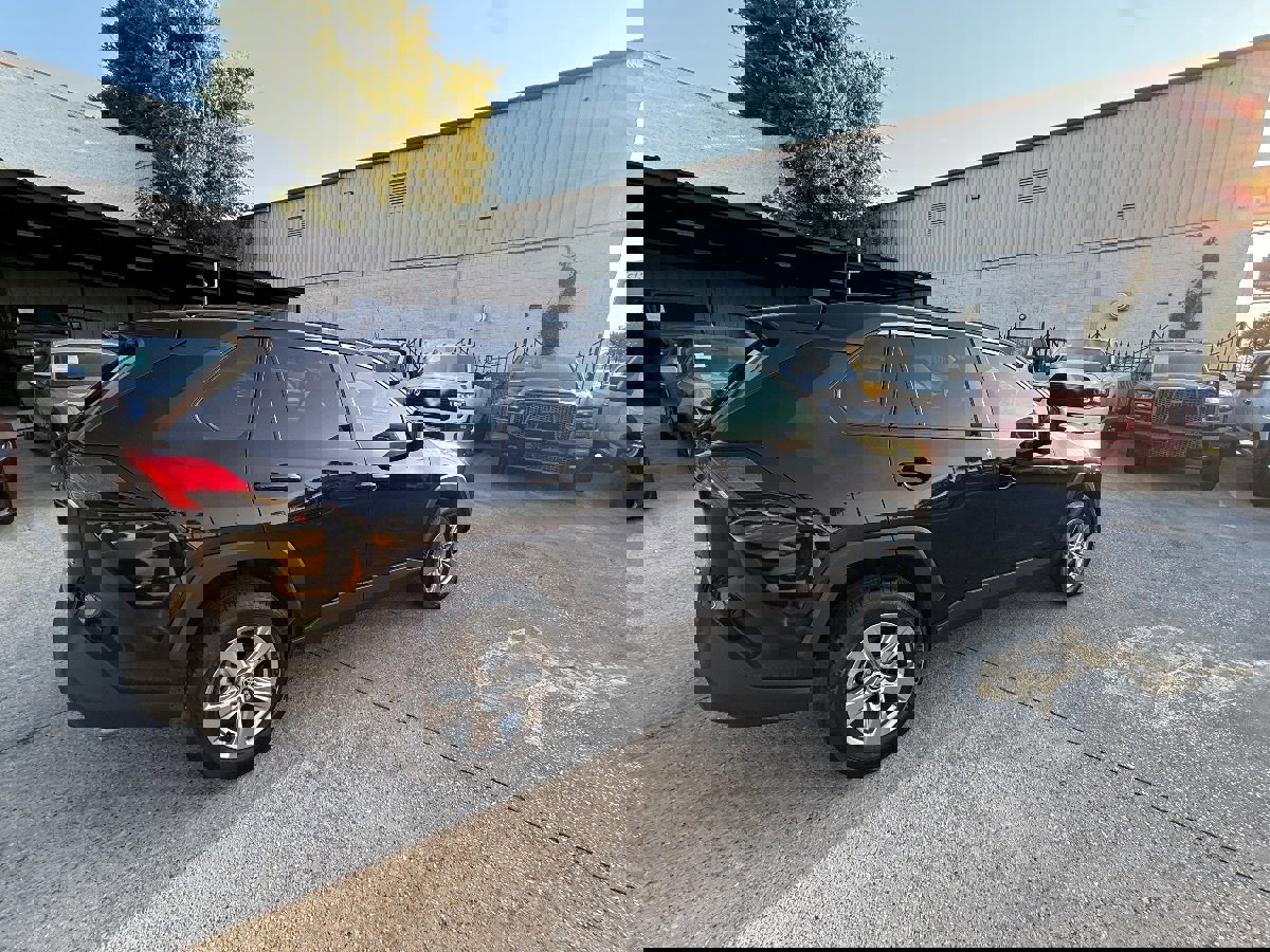 Used 2022 Toyota RAV4 XLE image 3
