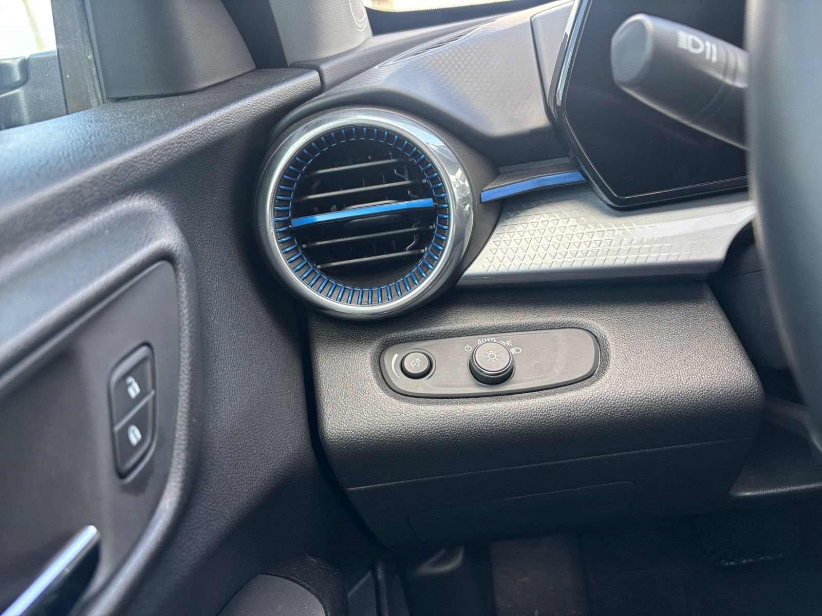 Used 2025 Chevrolet Trax LT w/ LT Convenience Package FWD image 28
