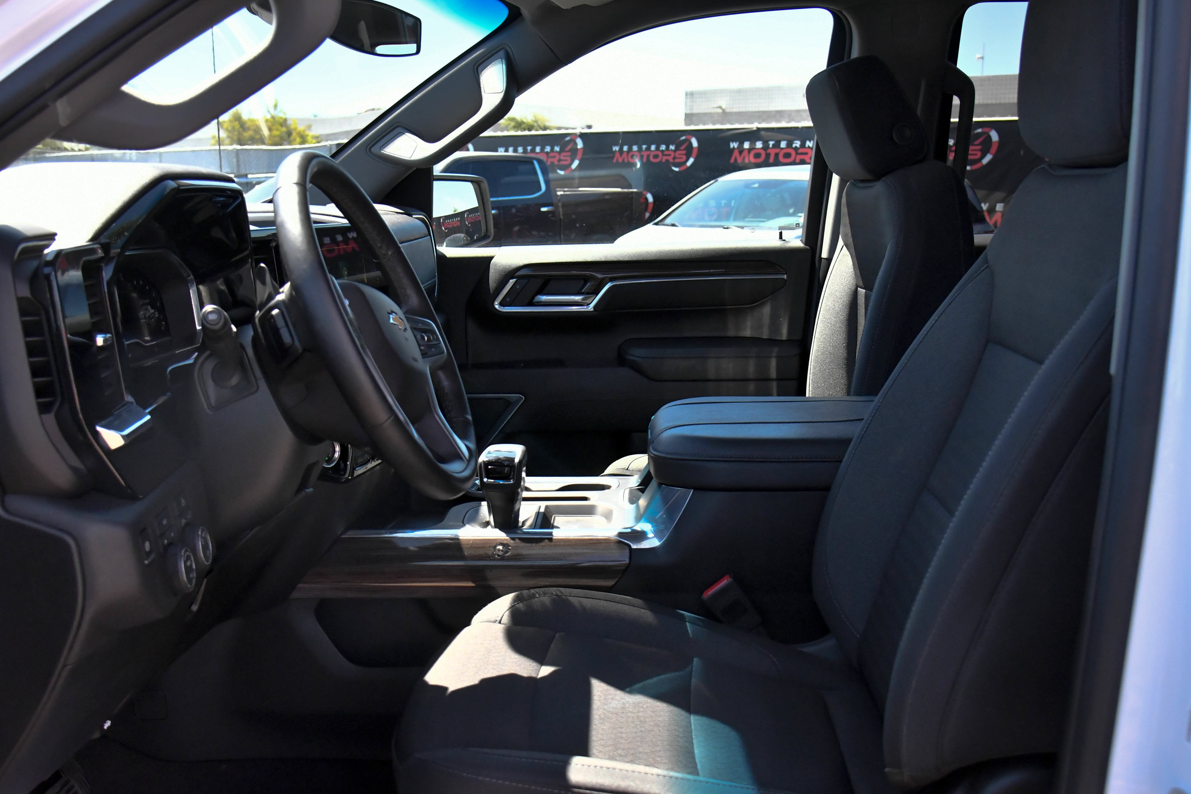 Used 2025 Chevrolet Silverado 1500 LT w/ LPO, Dark Essentials Package AWD/4WD image 17