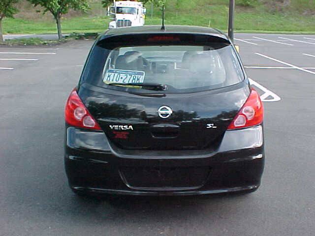 Used 2011 Nissan Versa Hatchback w/ Premium Pkg FWD image 7