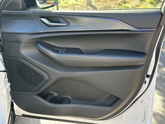 New 2025 Jeep Grand Cherokee L Altitude image 14