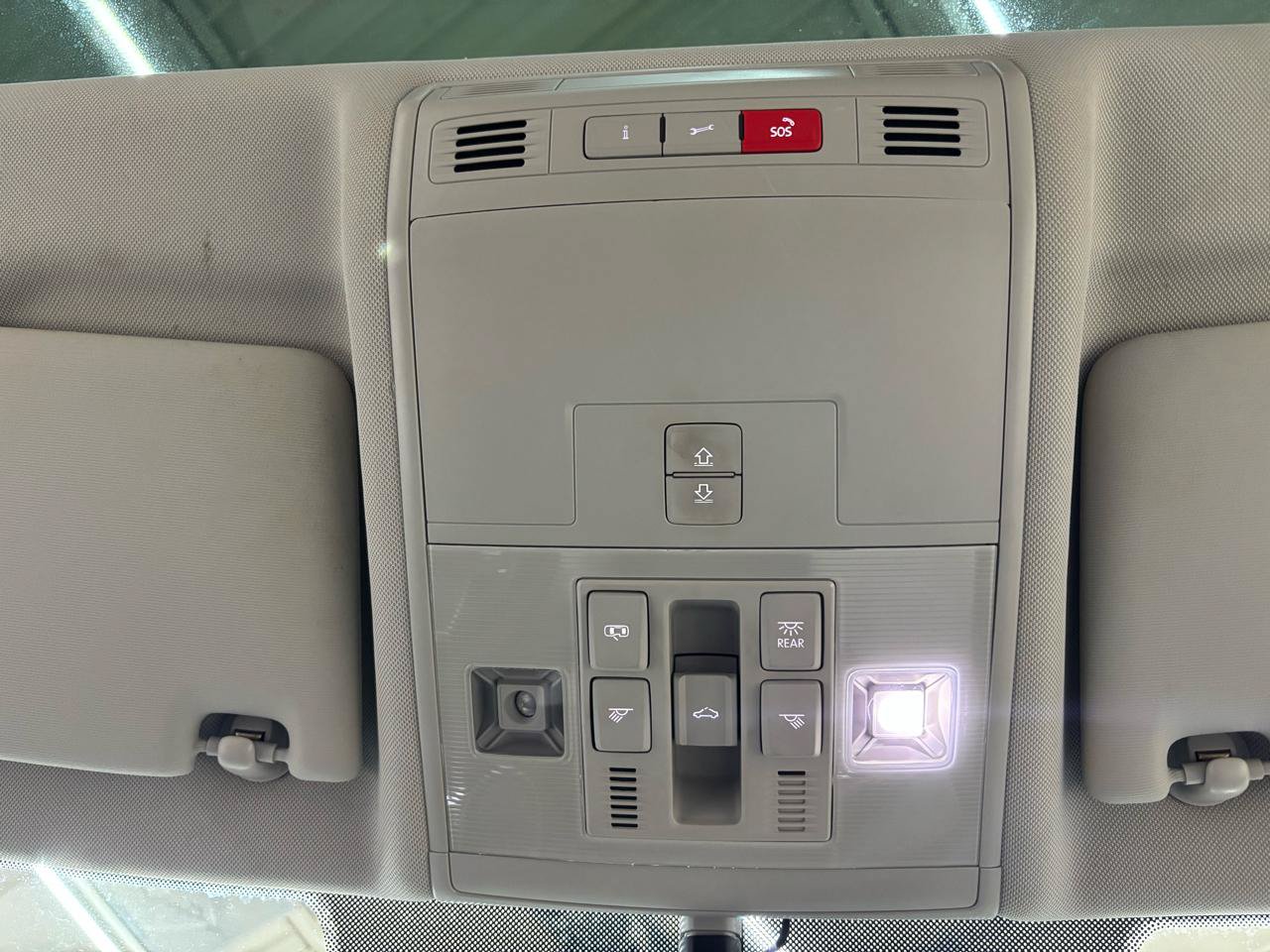 Used 2018 Volkswagen Tiguan SEL FWD image 30