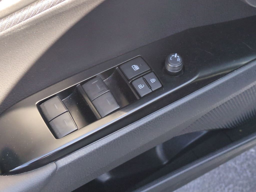 Used 2025 Toyota Camry SE image 13