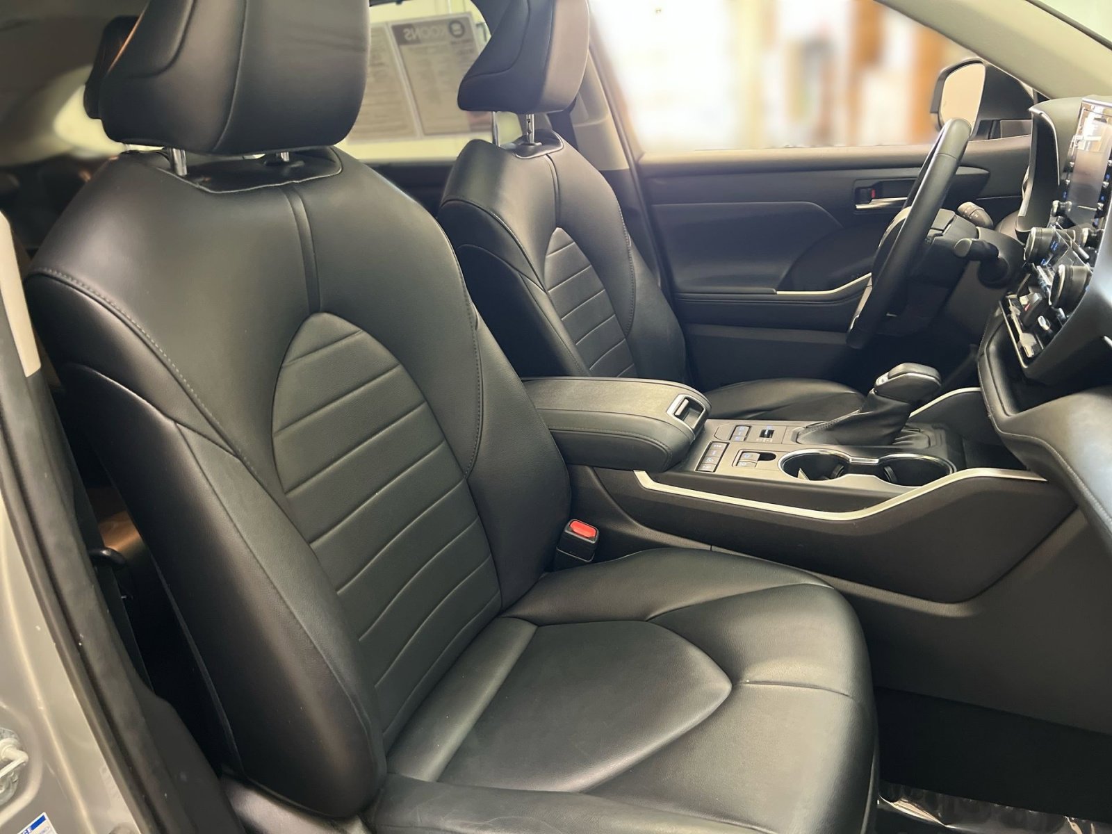 Used 2021 Toyota Highlander XLE image 32