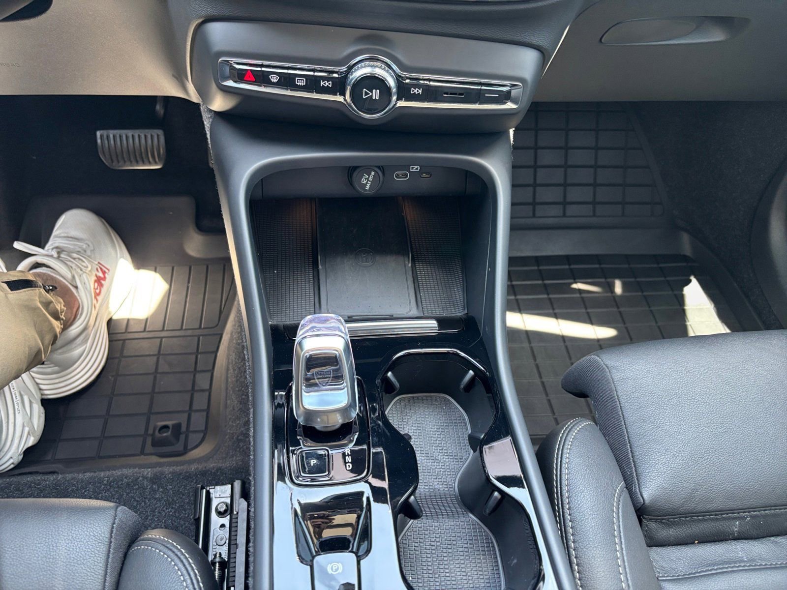 New 2025 Volvo XC40 B5 Plus w/ Protection Package Premier image 11