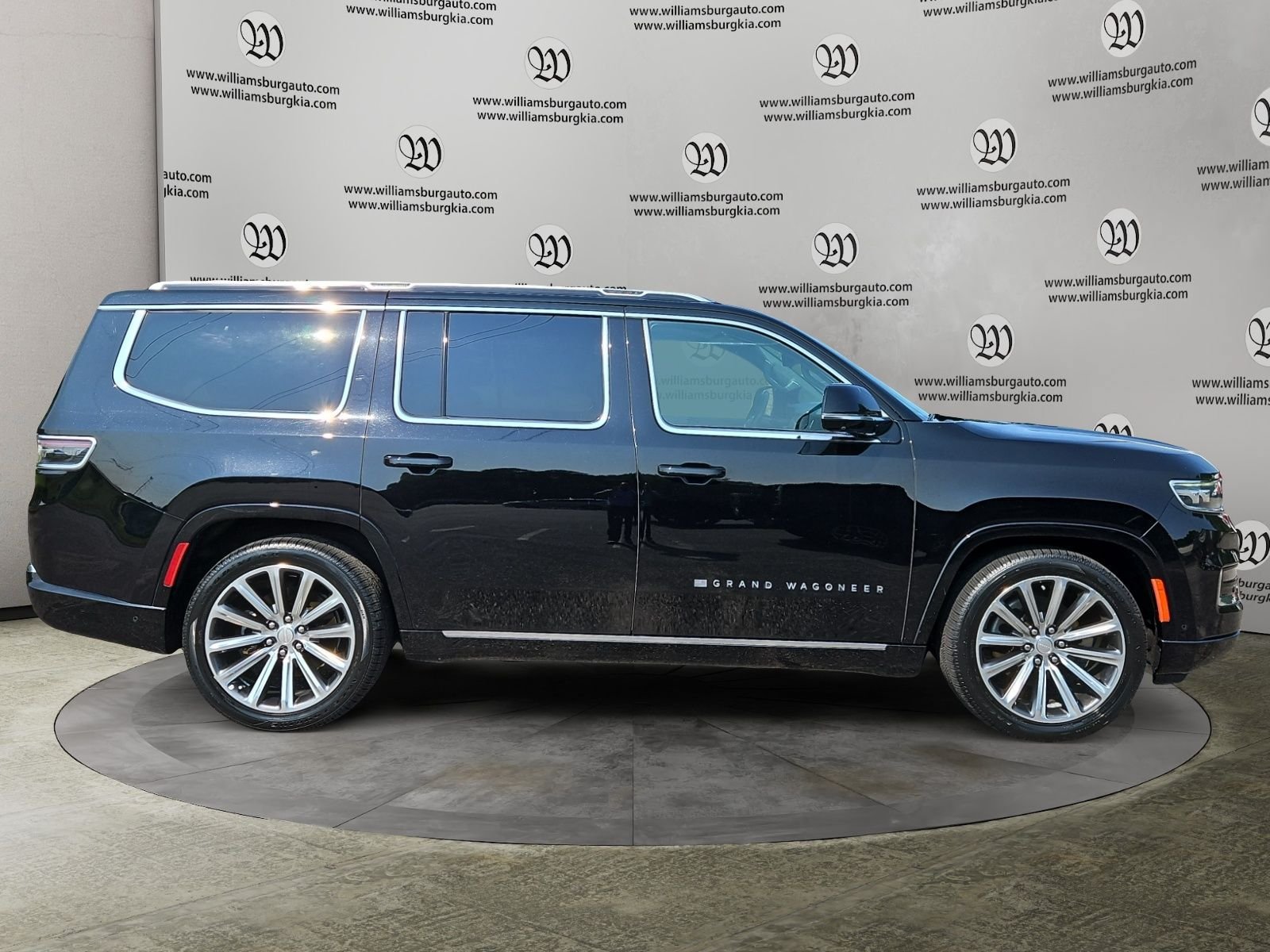 Used 2022 Jeep Grand Wagoneer Series II AWD/4WD image 6