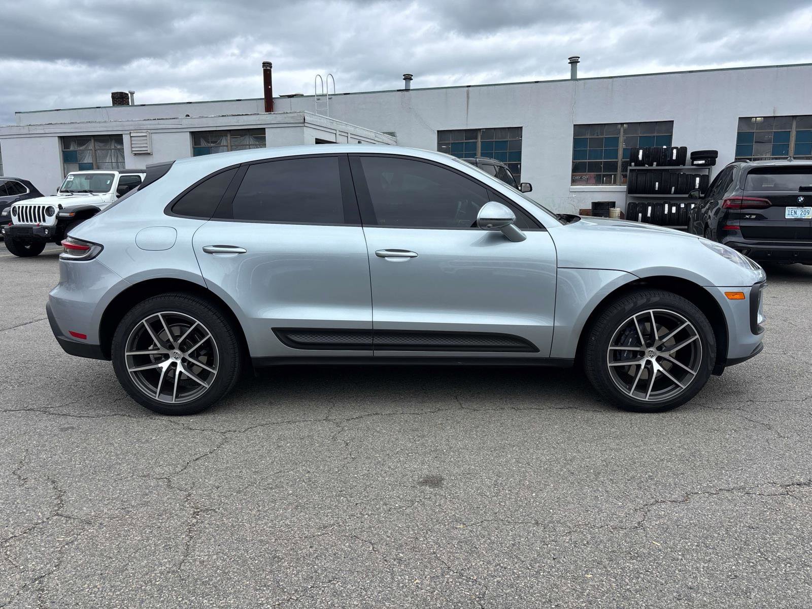 Used 2022 Porsche Macan AWD/4WD image 2