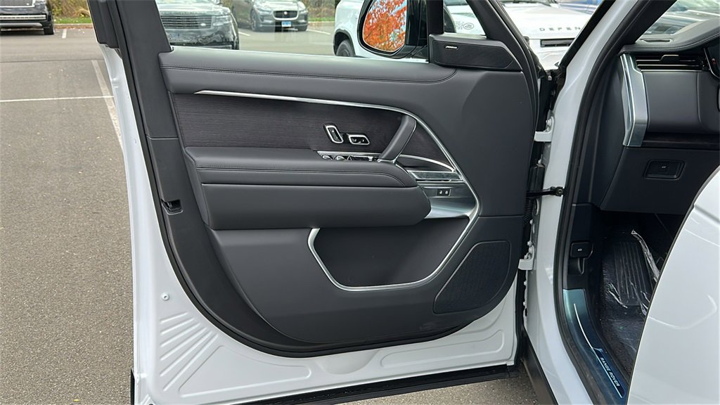 New 2025 Land Rover Range Rover SE image 9