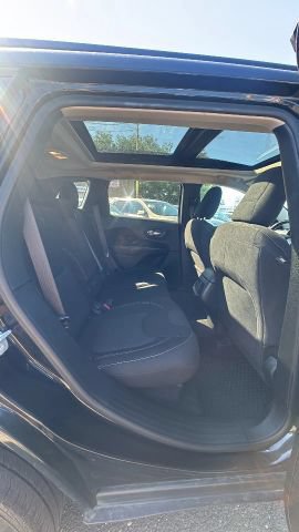 Used 2015 Jeep Cherokee Latitude w/ Comfort/Convenience Group AWD/4WD image 22