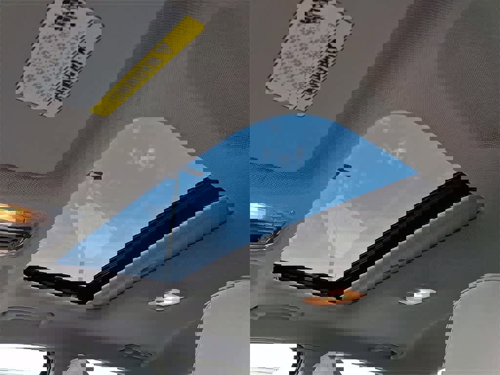 Used 2023 Hyundai Elantra Limited w/ Preferred Accessory Package image 13