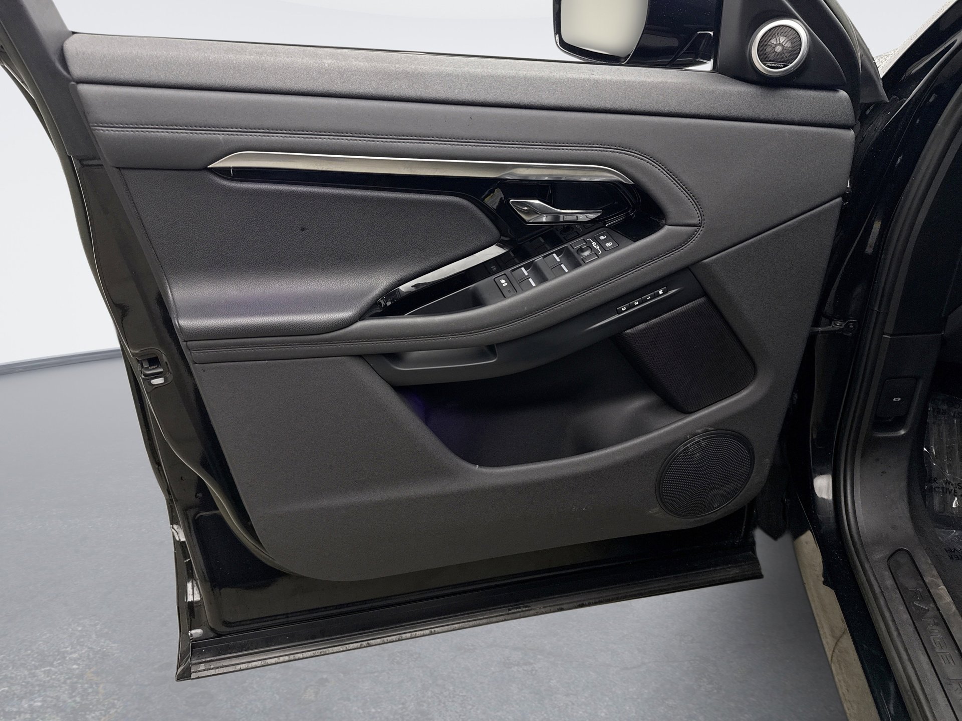 Used 2023 Land Rover Range Rover Evoque SE image 9