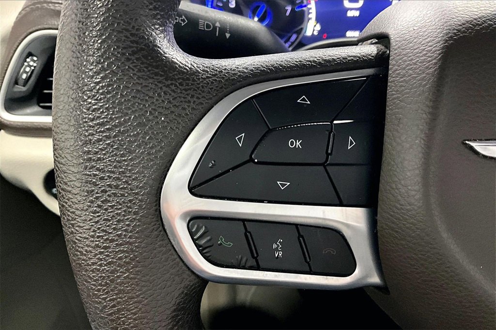 Used 2021 Chrysler Pacifica Touring image 11