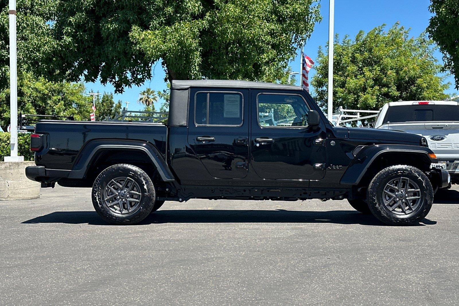Certified 2025 Jeep Gladiator Sport AWD/4WD image 2
