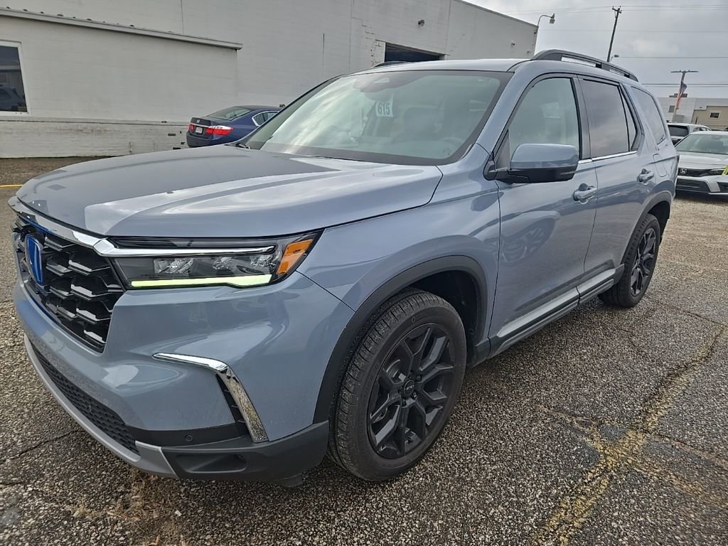 Used 2025 Honda Pilot Touring image 4