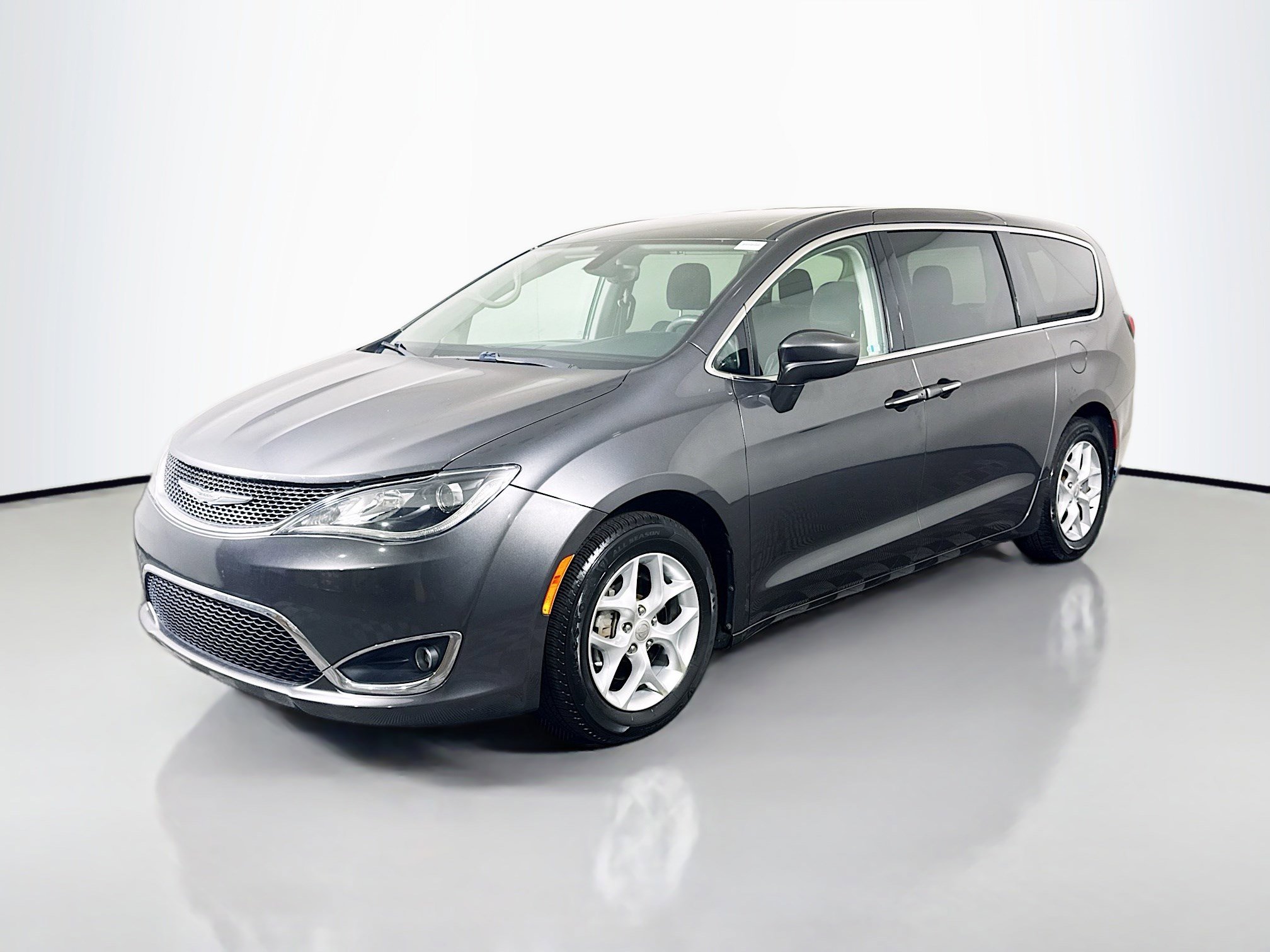 Used 2018 Chrysler Pacifica Touring Plus w/ Tire & Wheel Group image 4