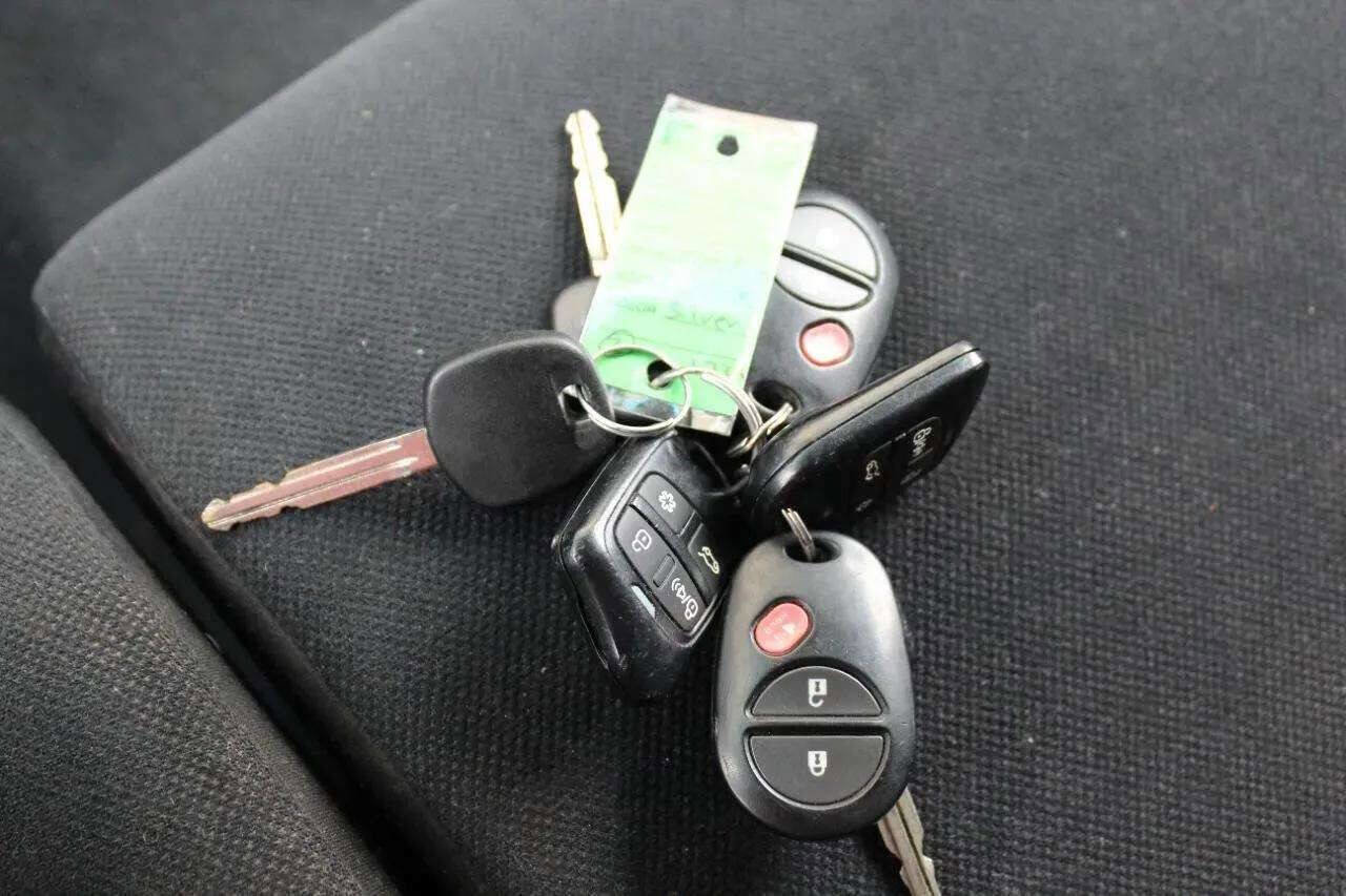 Used 2013 Toyota Tundra 4x4 CrewMax image 24