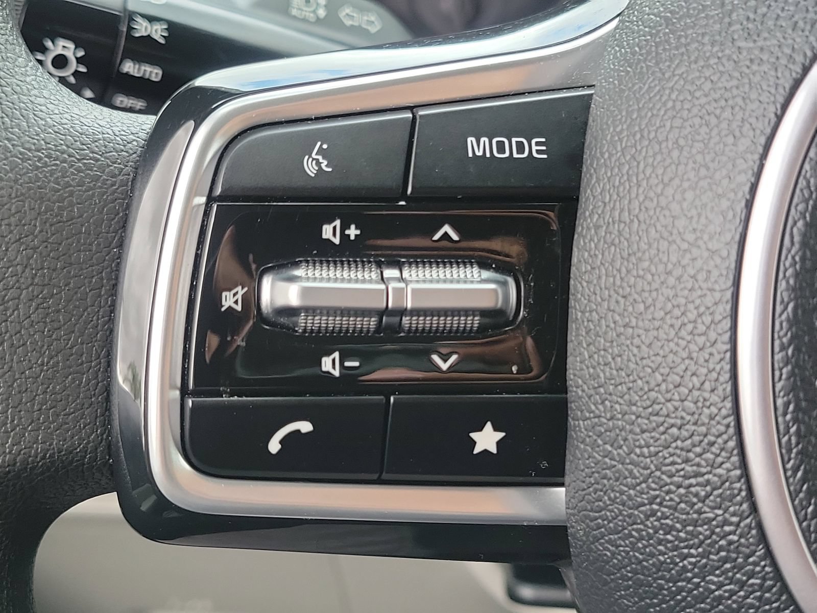 Used 2024 Kia Carnival LX FWD image 8
