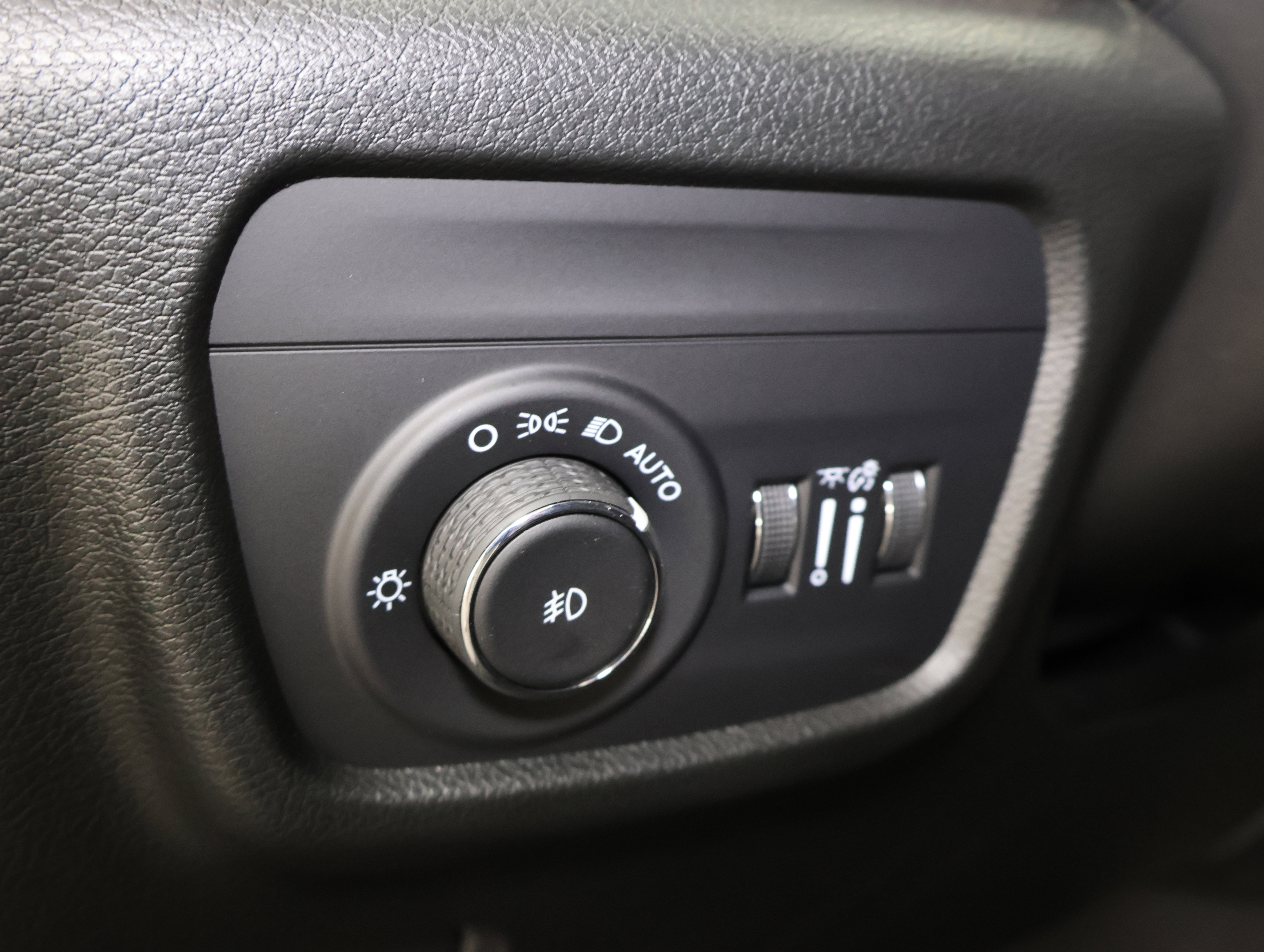 Used 2025 Jeep Grand Cherokee Limited w/ Luxury Tech Group II image 51