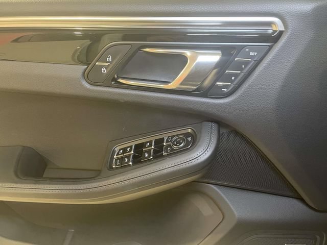 Certified 2024 Porsche Macan AWD/4WD image 38