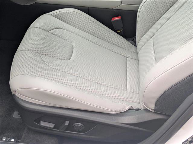 New 2025 Hyundai Elantra Limited image 4