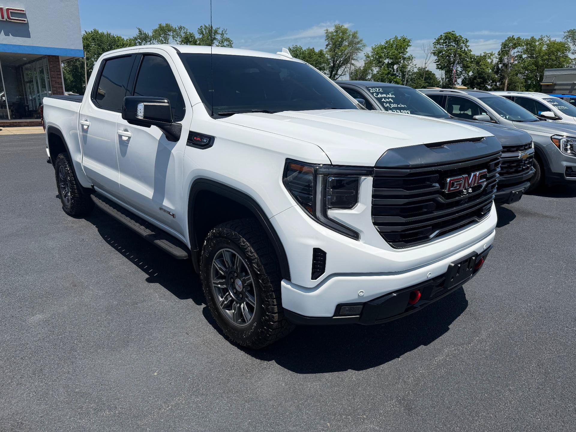 Used 2024 GMC Sierra 1500 AT4 w/ Technology Package AWD/4WD image 5