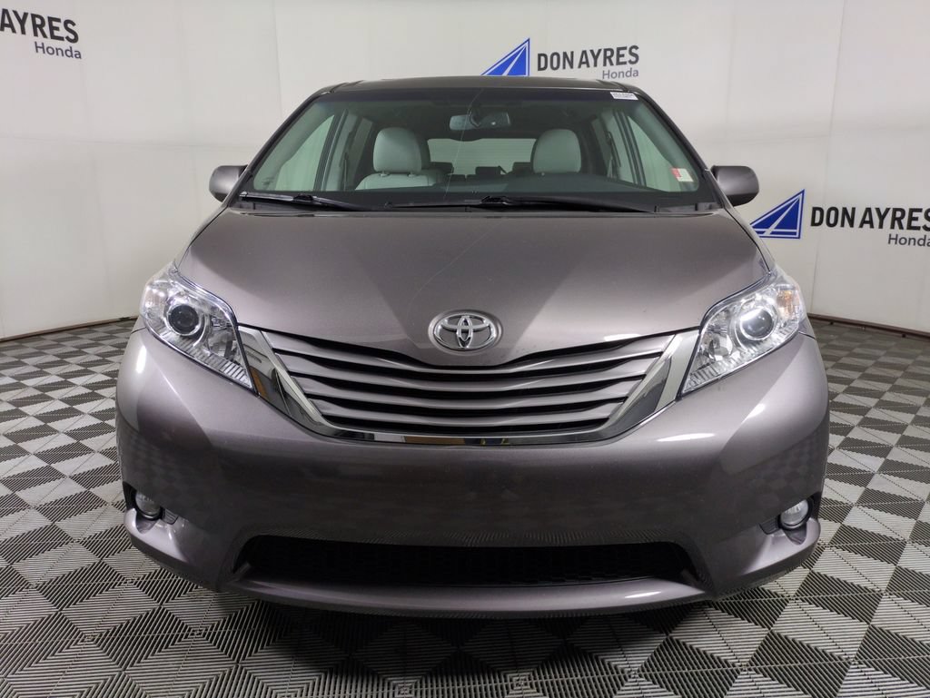 Used 2017 Toyota Sienna XLE Premium w/ Protection Package FWD image 11