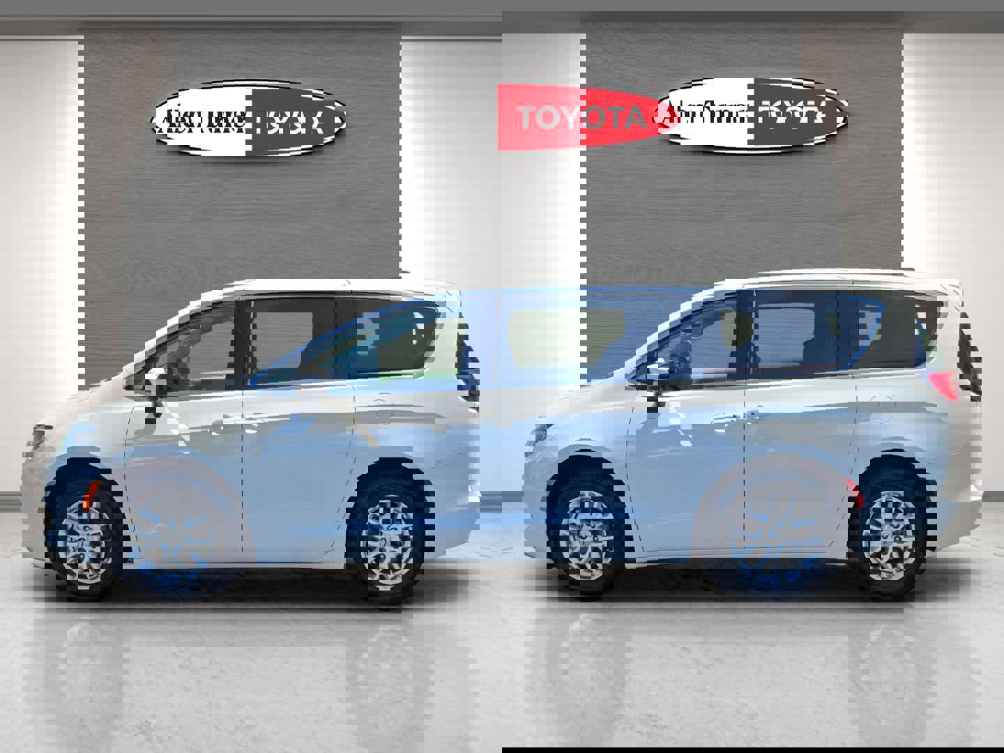 Used 2023 Chrysler Voyager LX image 10