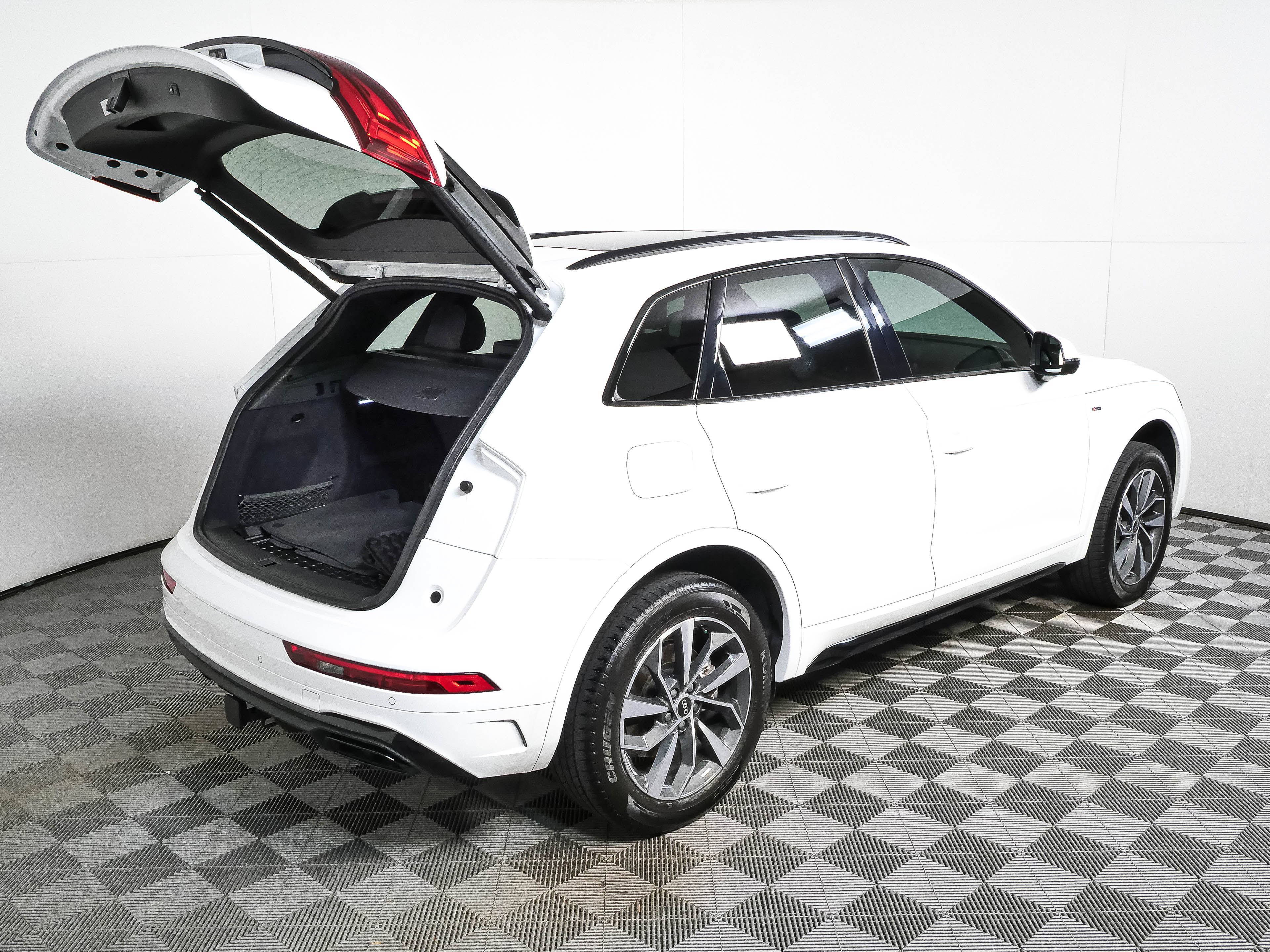 Used 2024 Audi Q5 2.0T Premium w/ Summer of Audi Package AWD/4WD image 24