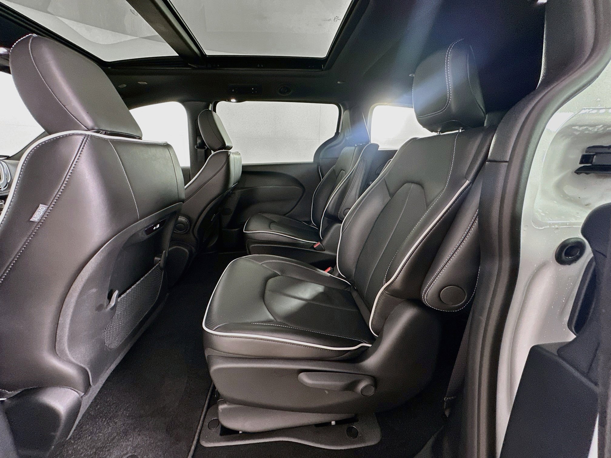 Used 2025 Chrysler Pacifica Premium FWD image 28