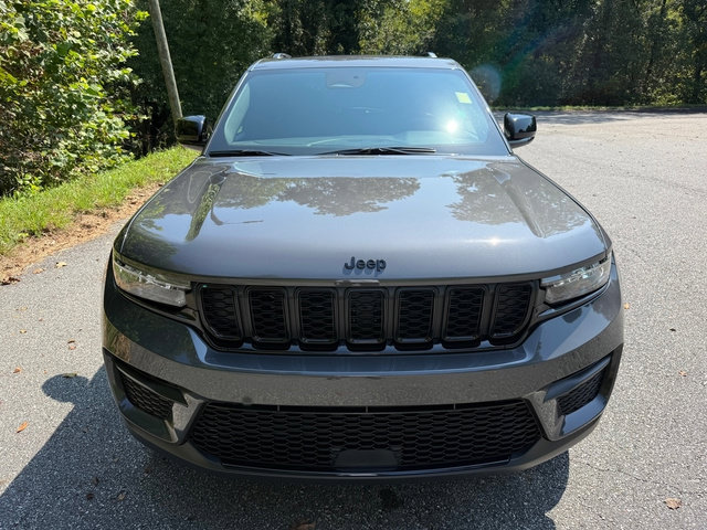 Used 2025 Jeep Grand Cherokee Altitude AWD/4WD image 3