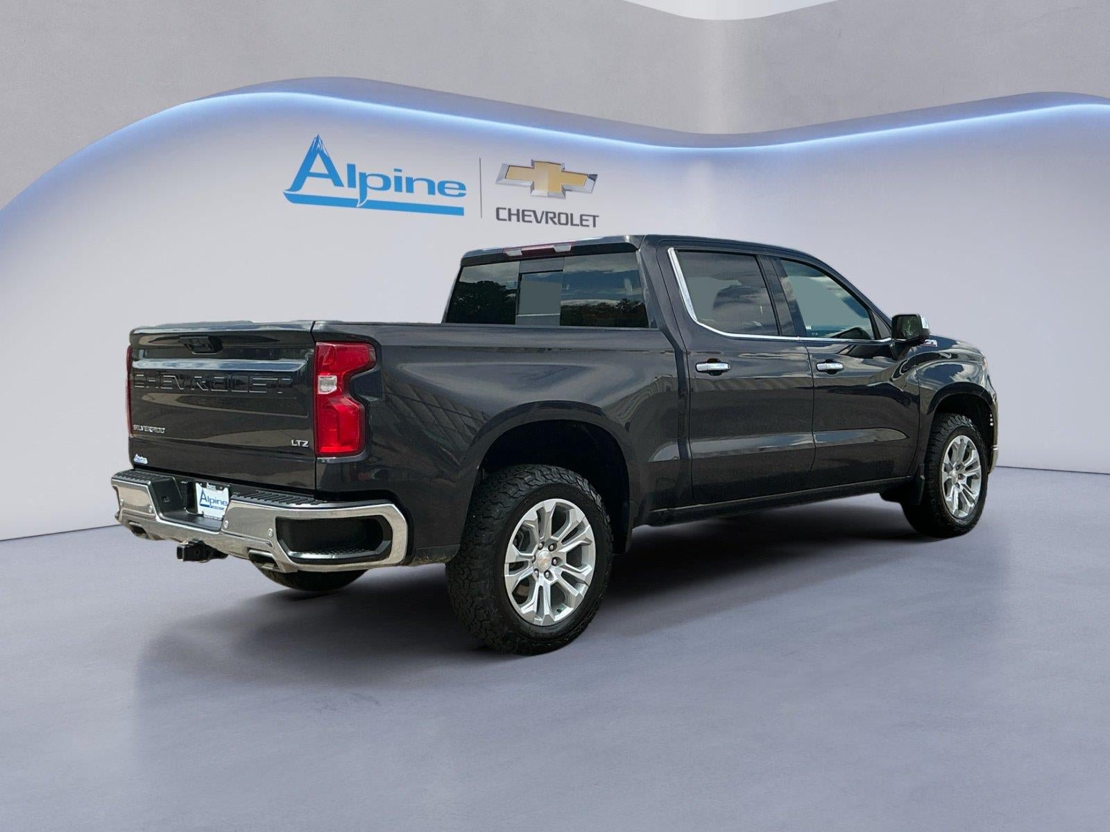 Used 2023 Chevrolet Silverado 1500 LTZ w/ LTZ Premium Package AWD/4WD image 5