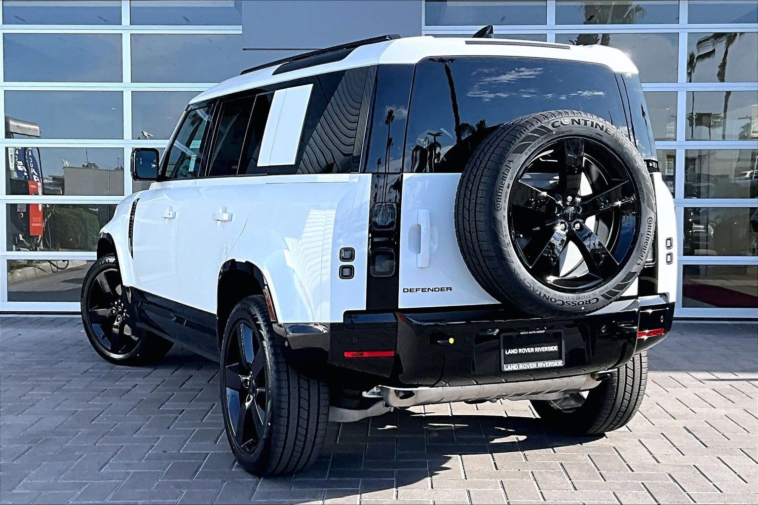 New 2026 Land Rover Defender 110 X-Dynamic SE image 3