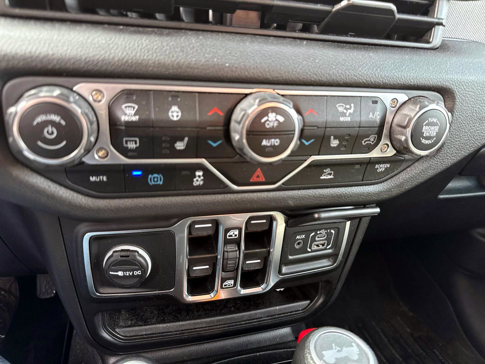Used 2024 Jeep Wrangler Unlimited w/ Convenience Group AWD/4WD image 15