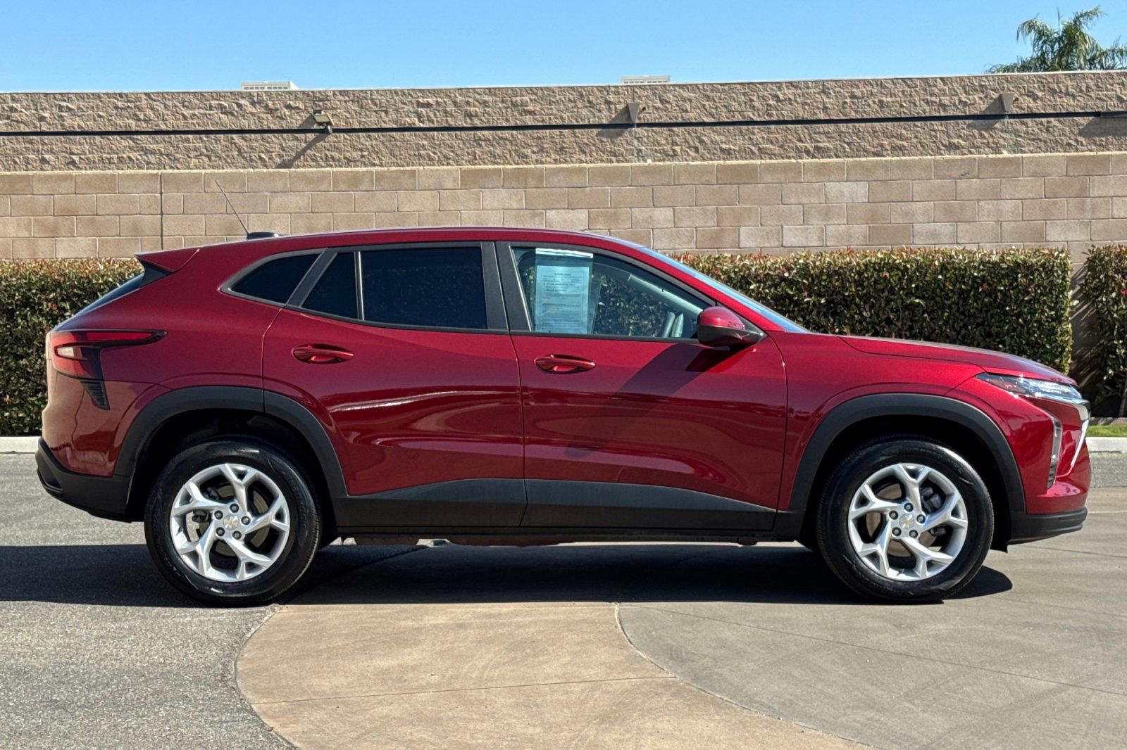 Used 2024 Chevrolet Trax LS w/ LS Convenience Package FWD image 3
