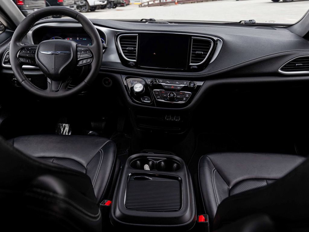 Used 2024 Chrysler Pacifica Limited FWD image 29