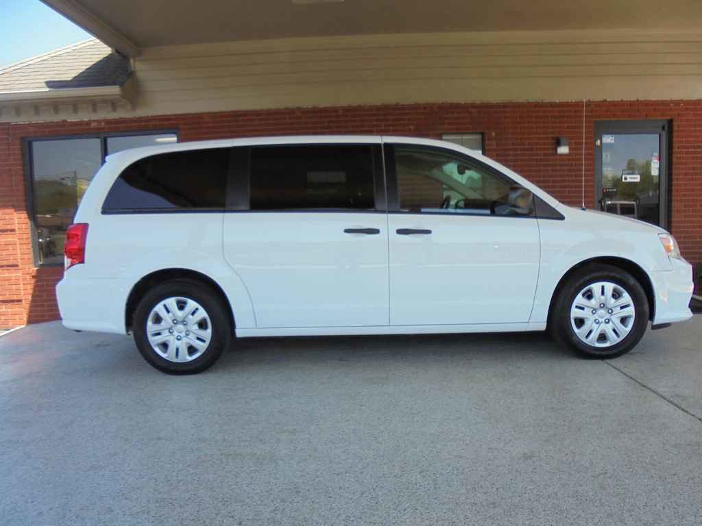 Used 2020 Dodge Grand Caravan SE w/ UConnect Hands-Free Group FWD image 2