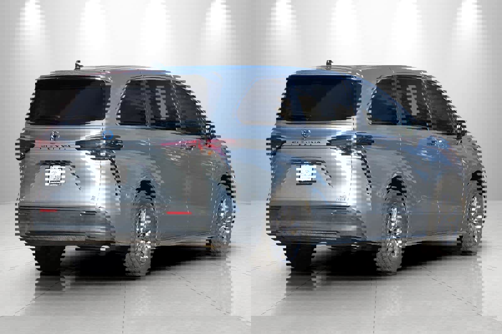 Used 2024 Toyota Sienna LE image 2